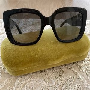 Gucci Womens sunglasses black rectangle